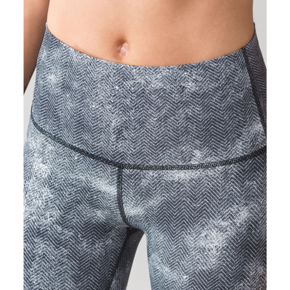 Lululemon Essential Rhythm Crop (Full-On Luxtreme) Diffusion White Black Sz. 4 - Picture 5 of 13